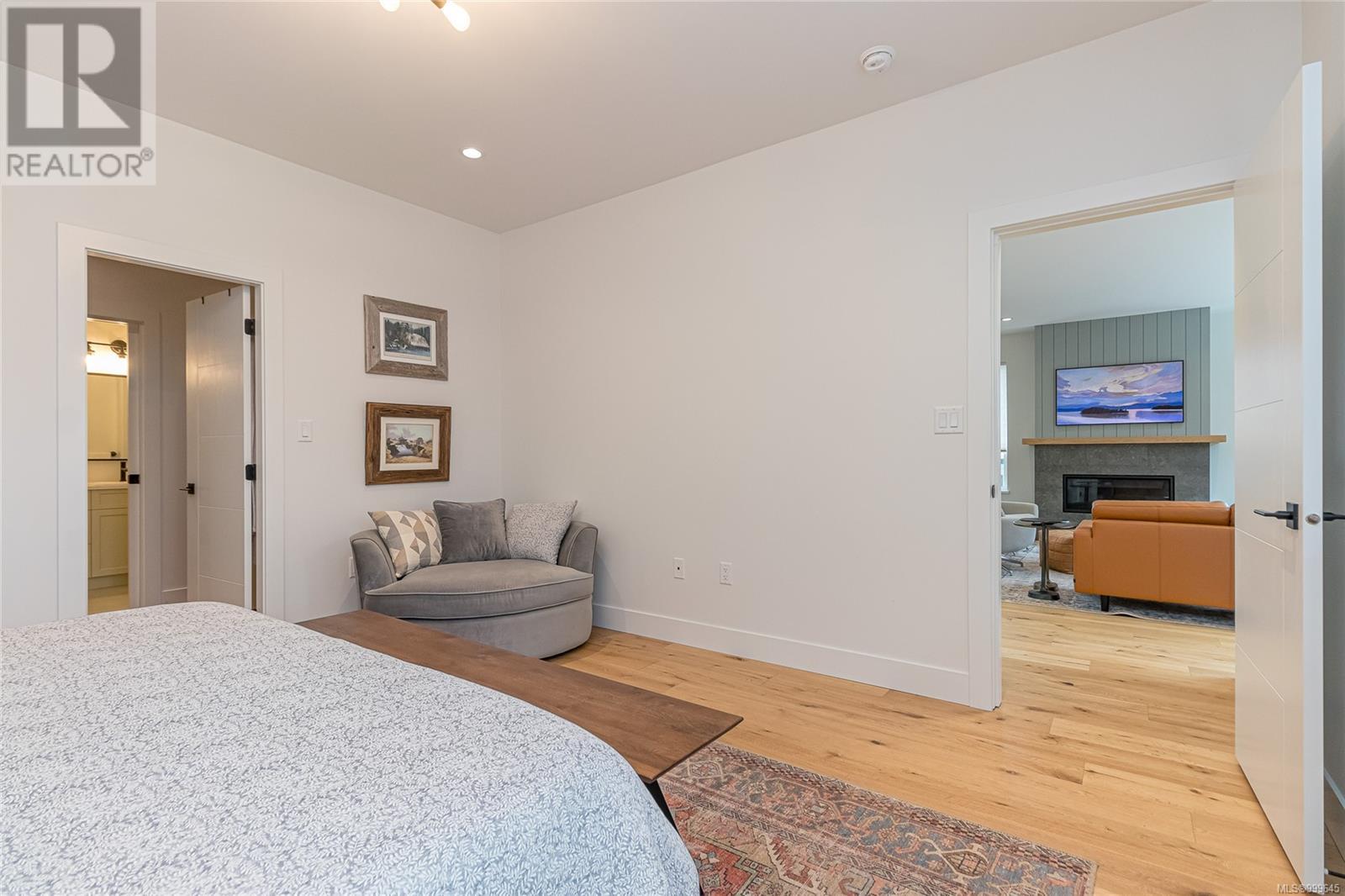 Property at 6237 Highwood Dr image 5