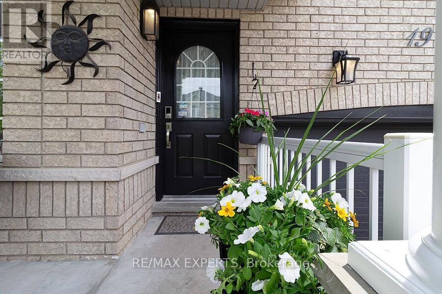 19 Sandway Drive, Brampton, Ontario  L7A 2T9 - Photo 4 - W12155778