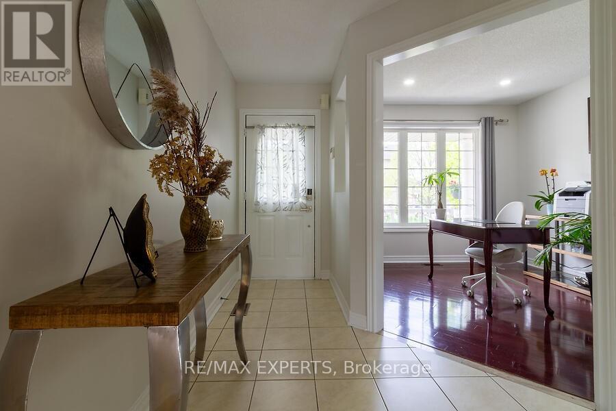 19 Sandway Drive, Brampton, Ontario  L7A 2T9 - Photo 5 - W12155778