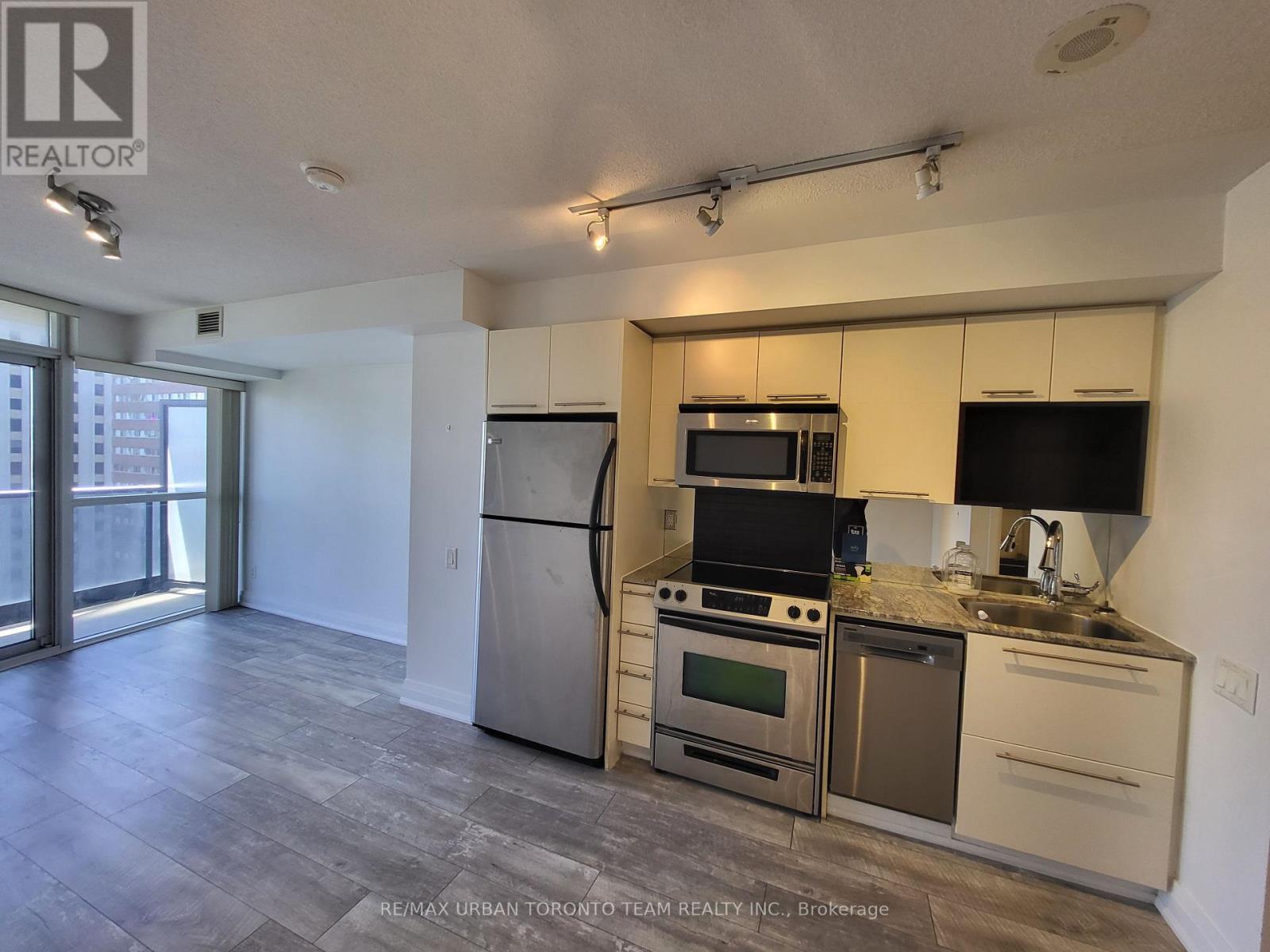 1408 - 21 Carlton Street, Toronto, Ontario  M5B 1L3 - Photo 2 - C12155834