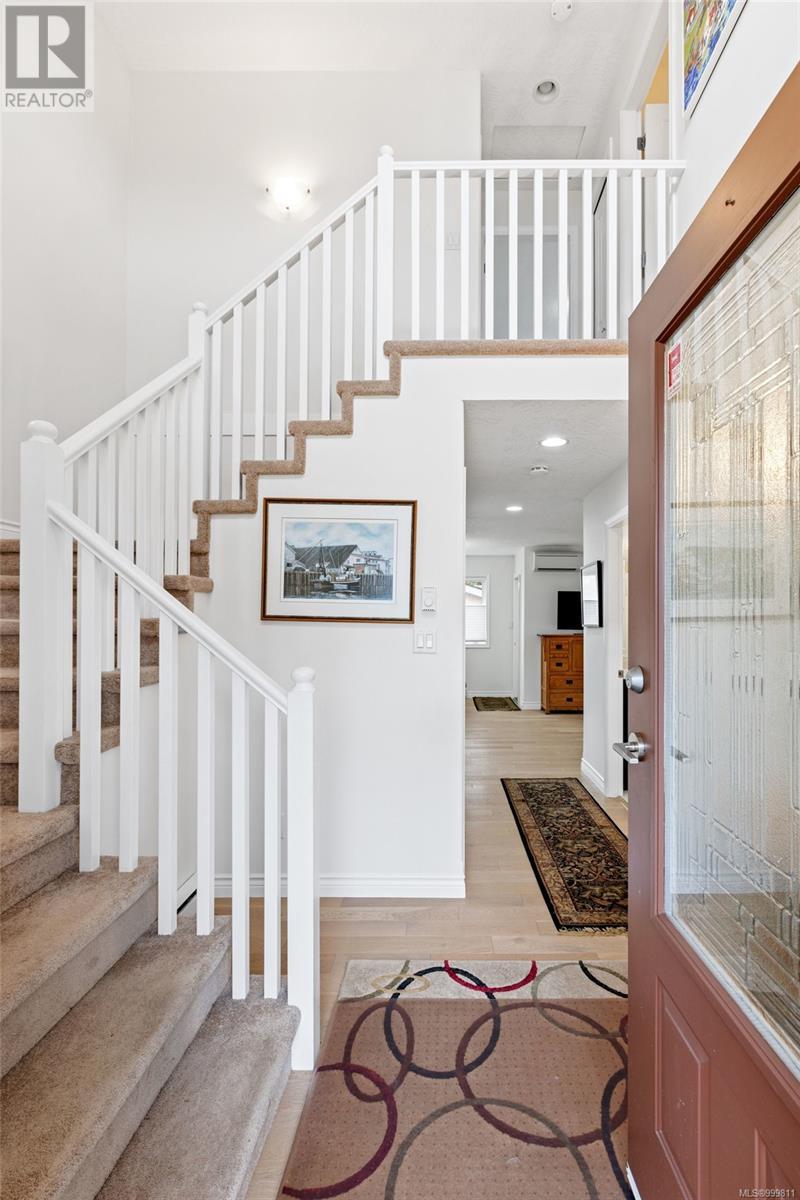 Property at 2411 Oakville Ave image 3