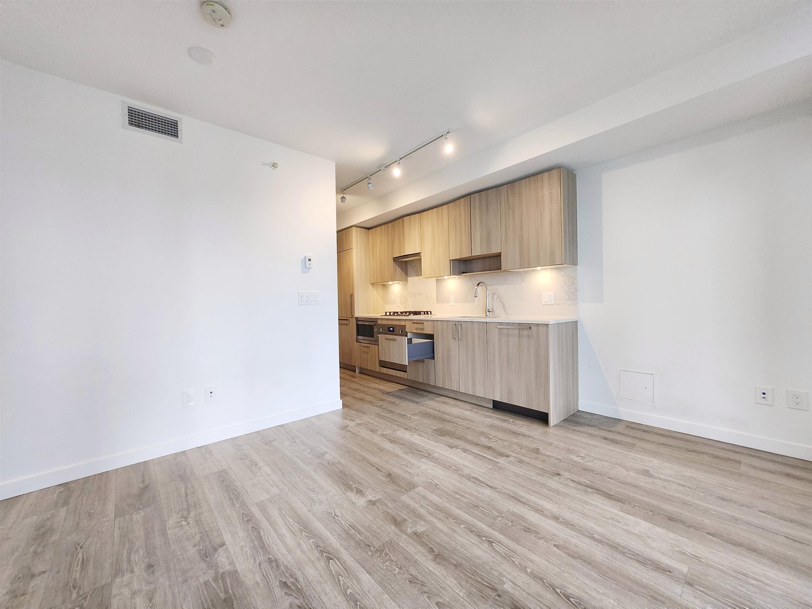 818 13350 Central Avenue, Surrey, British Columbia  V3T 0S1 - Photo 2 - R2995479