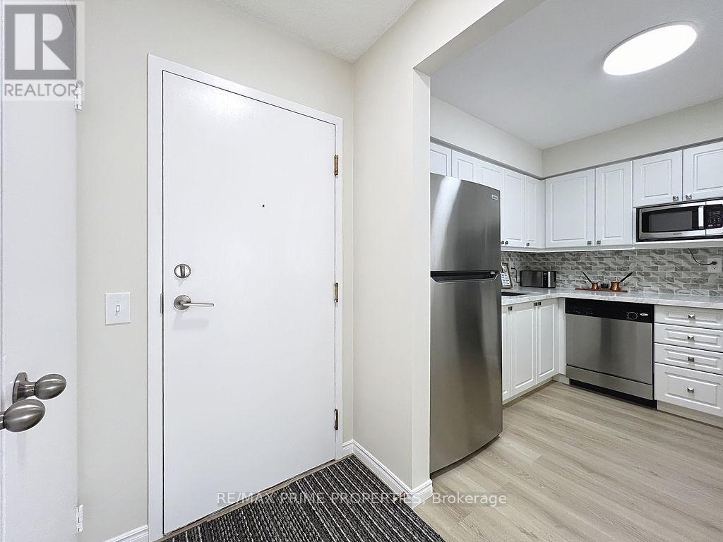 608 - 91 Townsgate Drive, Vaughan, Ontario  L4J 8E8 - Photo 2 - N12152876