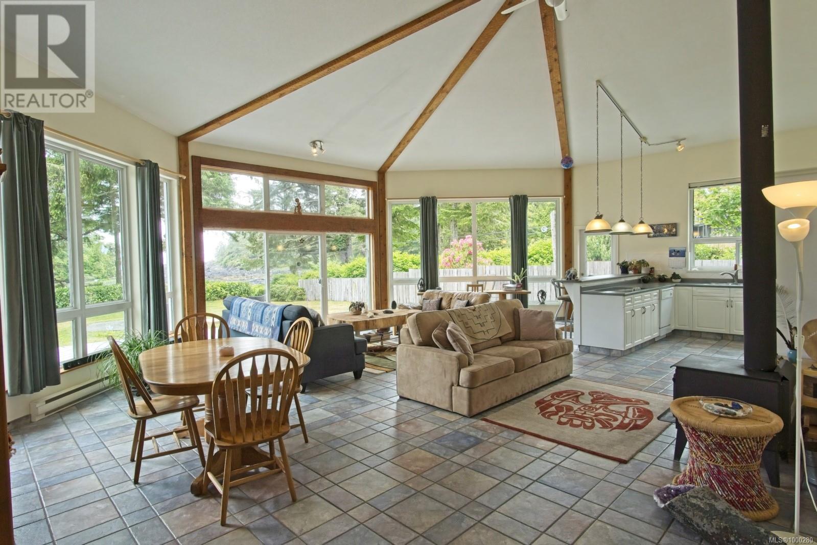 936 Amphitrite Pl, Ucluelet, British Columbia  V0R 3A0 - Photo 2 - 1000280