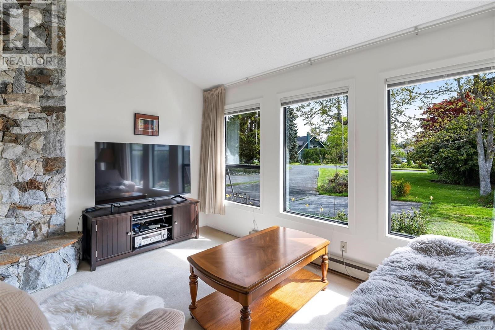 4370 Paramont Pl, Saanich, British Columbia  V8N 5V6 - Photo 7 - 1000334