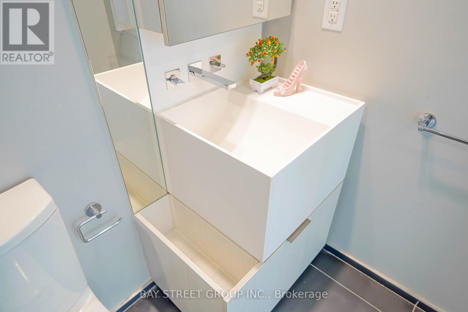 1605 - 1 Bloor Street E, Toronto, Ontario  M4W 0A8 - Photo 16 - C12155990