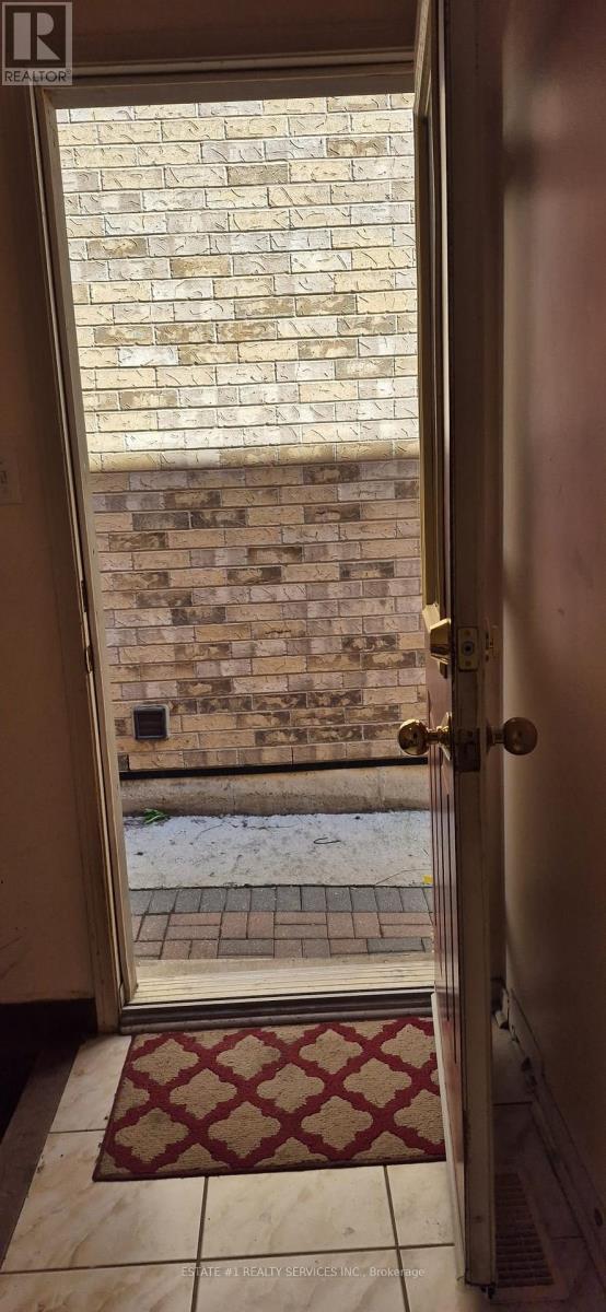 Lower - 10 Ferncroft Place, Brampton, Ontario  L7A 2Z6 - Photo 3 - W12155957