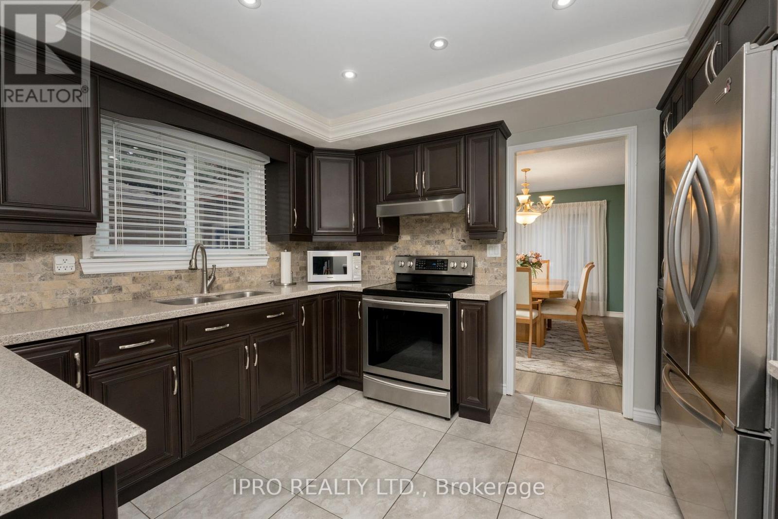 1 Lindhurst Street, Brampton, Ontario  L6S 4C1 - Photo 8 - W12072729