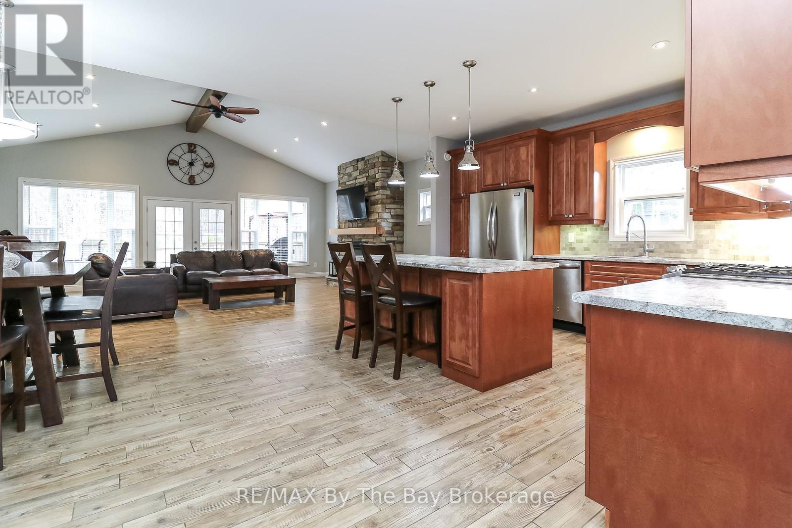 37 Wesley Avenue, Wasaga Beach, Ontario  L9Z 1C8 - Photo 3 - S12033932