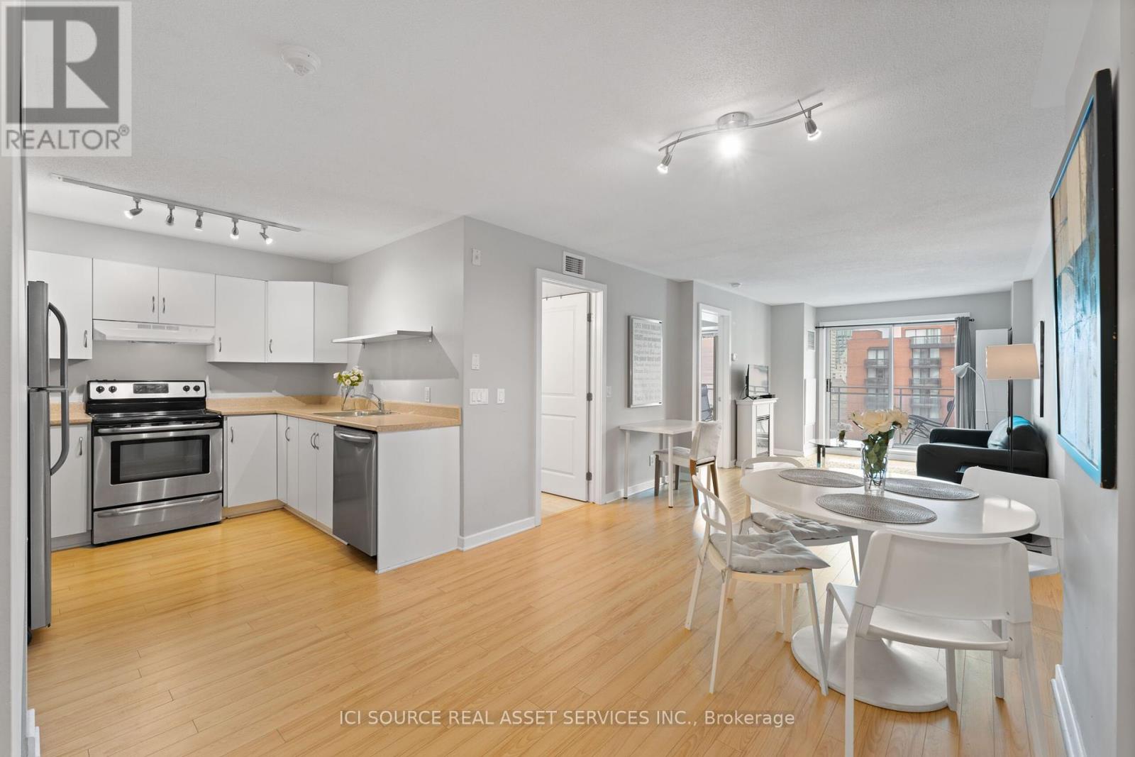 812 - 138 Somerset Street W, Ottawa, Ontario  K2P 0A3 - Photo 2 - X12156043