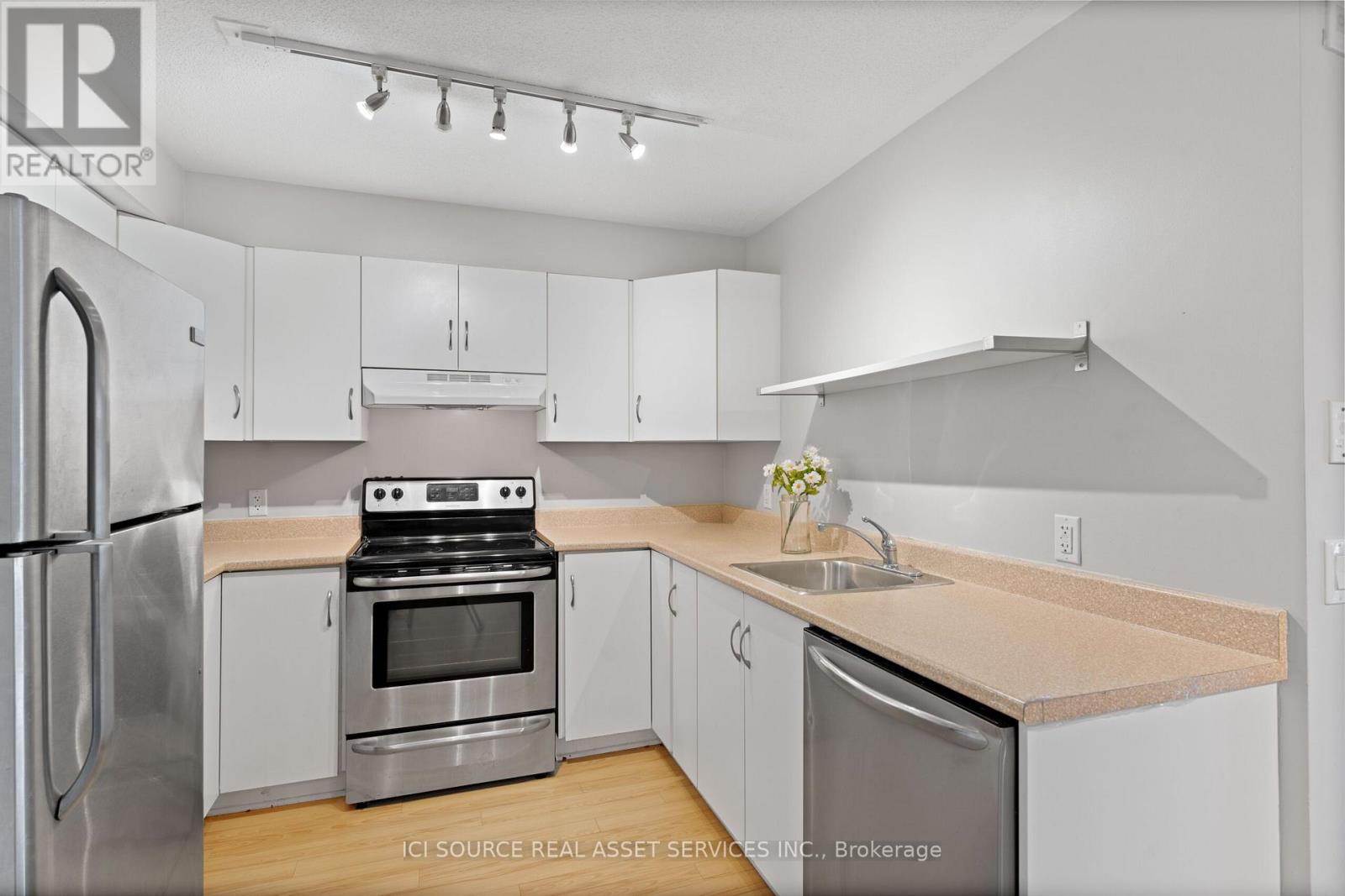 812 - 138 Somerset Street W, Ottawa, Ontario  K2P 0A3 - Photo 3 - X12156043