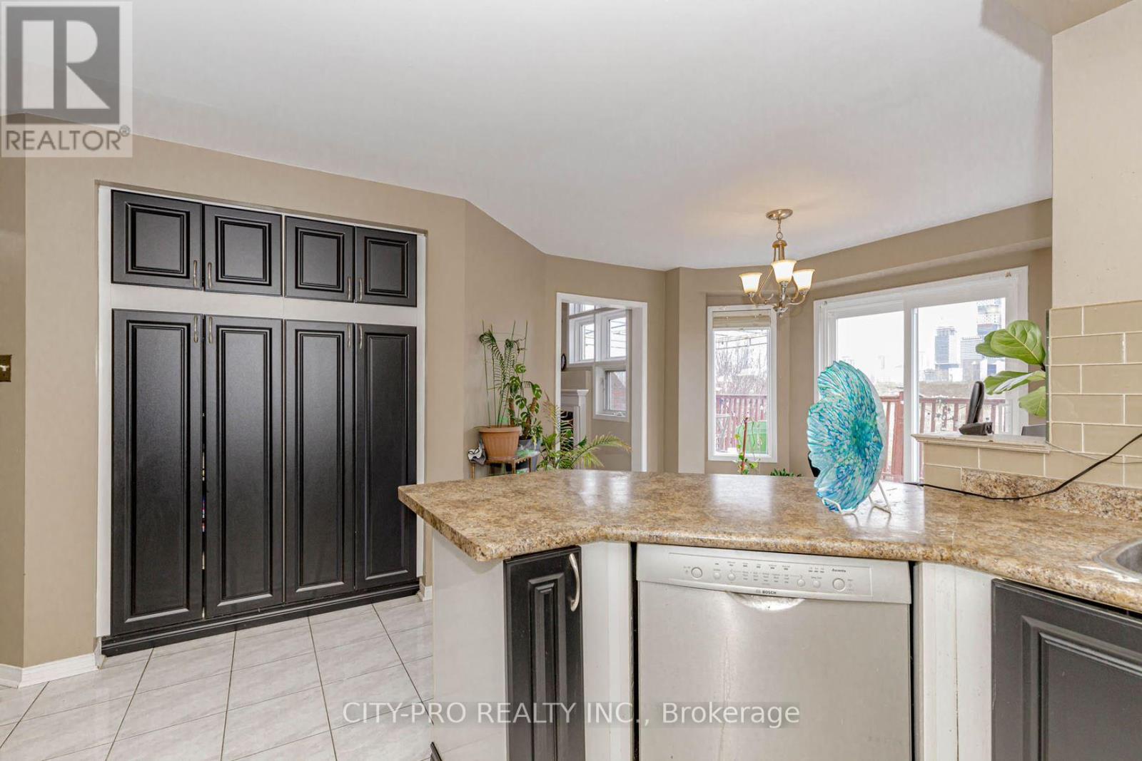 382 Harrowsmith Drive, Mississauga, Ontario  L5R 3V1 - Photo 22 - W12106581