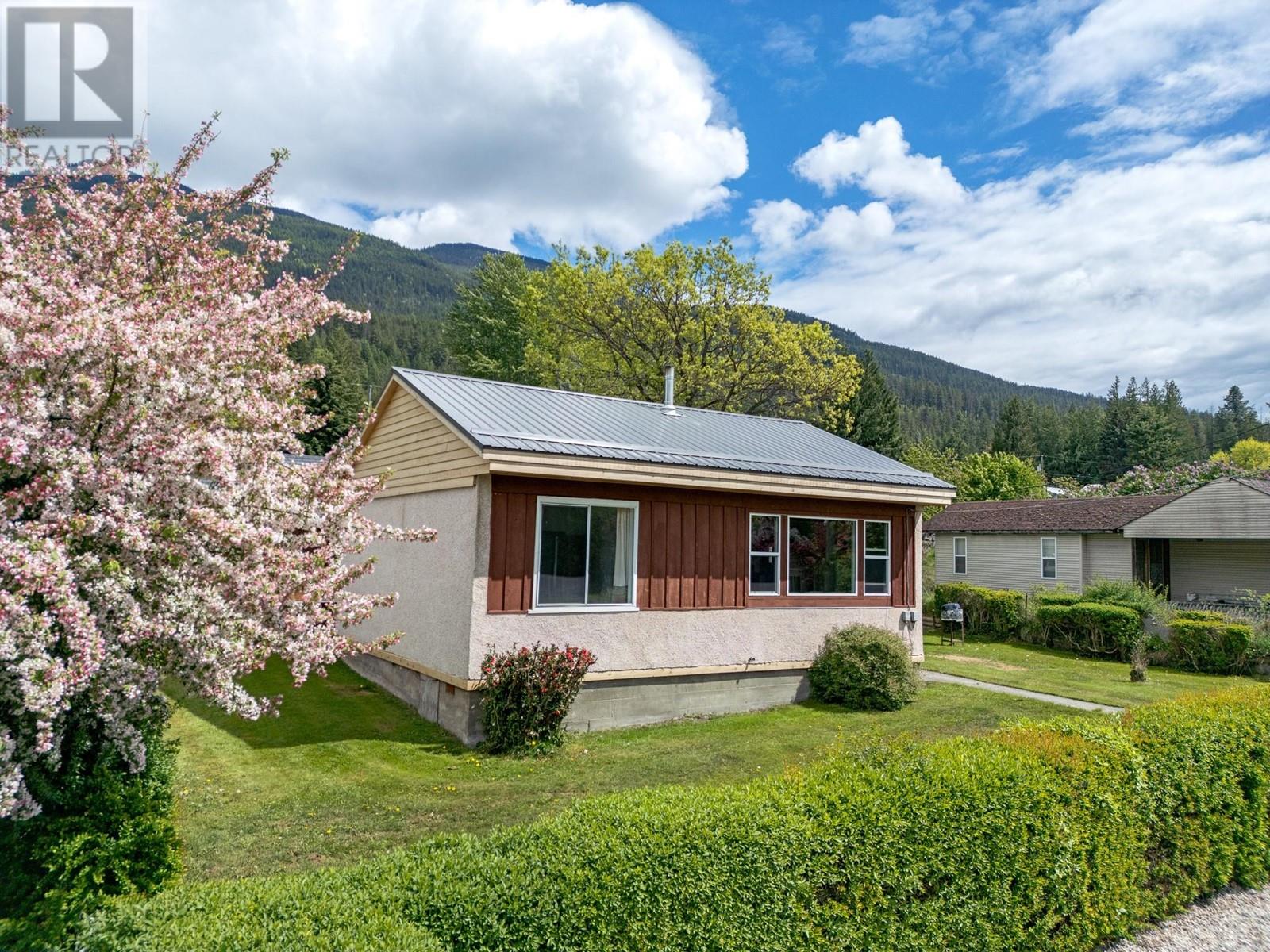 1610 Eastman Avenue, Riondel, British Columbia  V0B 2B0 - Photo 29 - 10348276