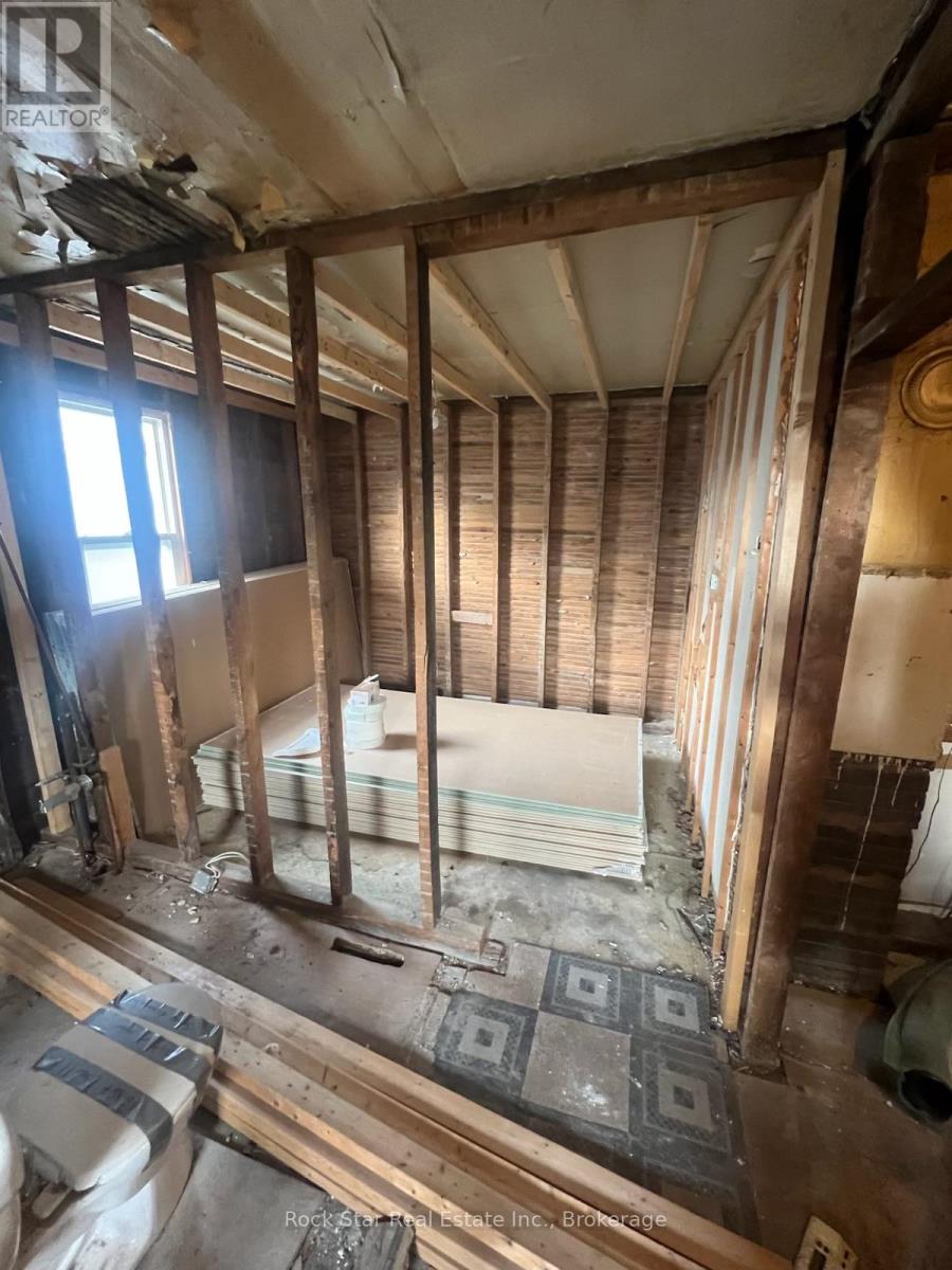 54 Crowland Avenue, Welland, Ontario  L3B 1W9 - Photo 10 - X12069390