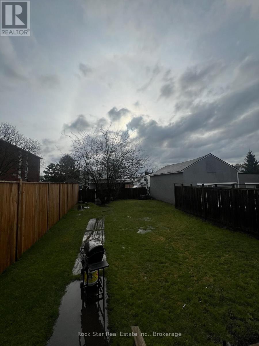 54 Crowland Avenue, Welland, Ontario  L3B 1W9 - Photo 5 - X12069390