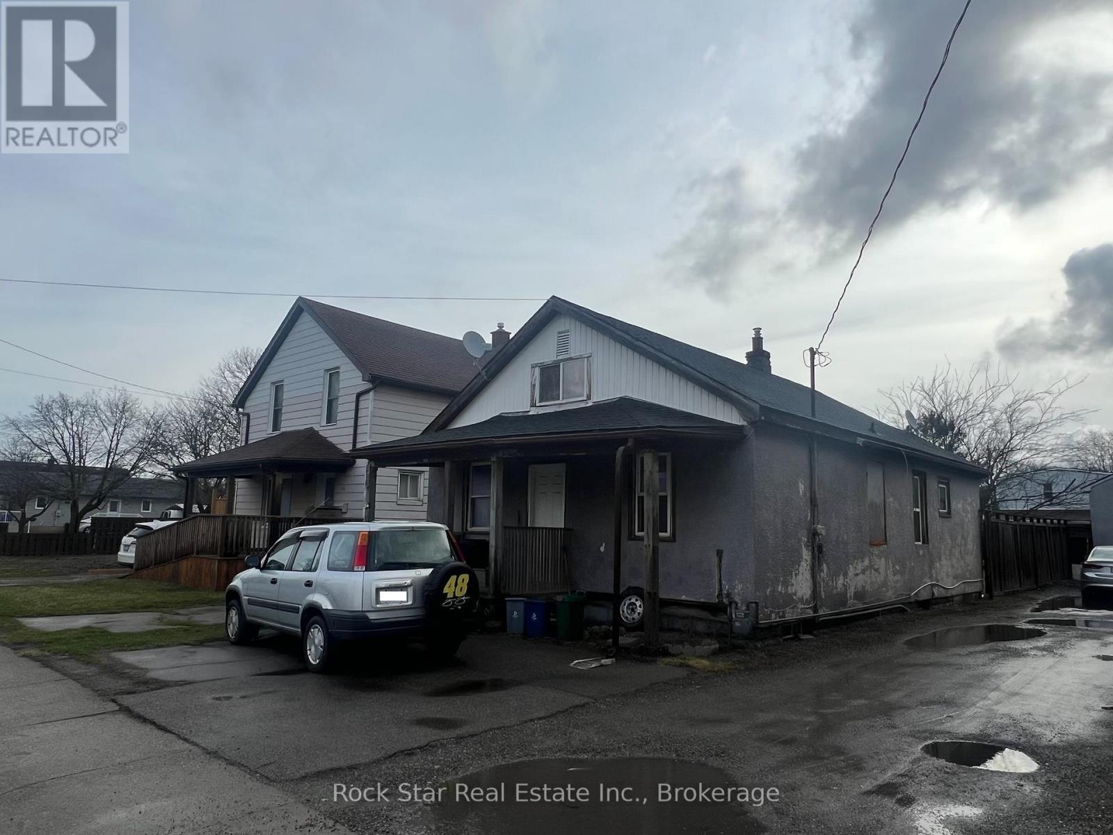 54 Crowland Avenue, Welland, Ontario  L3B 1W9 - Photo 3 - X12069404