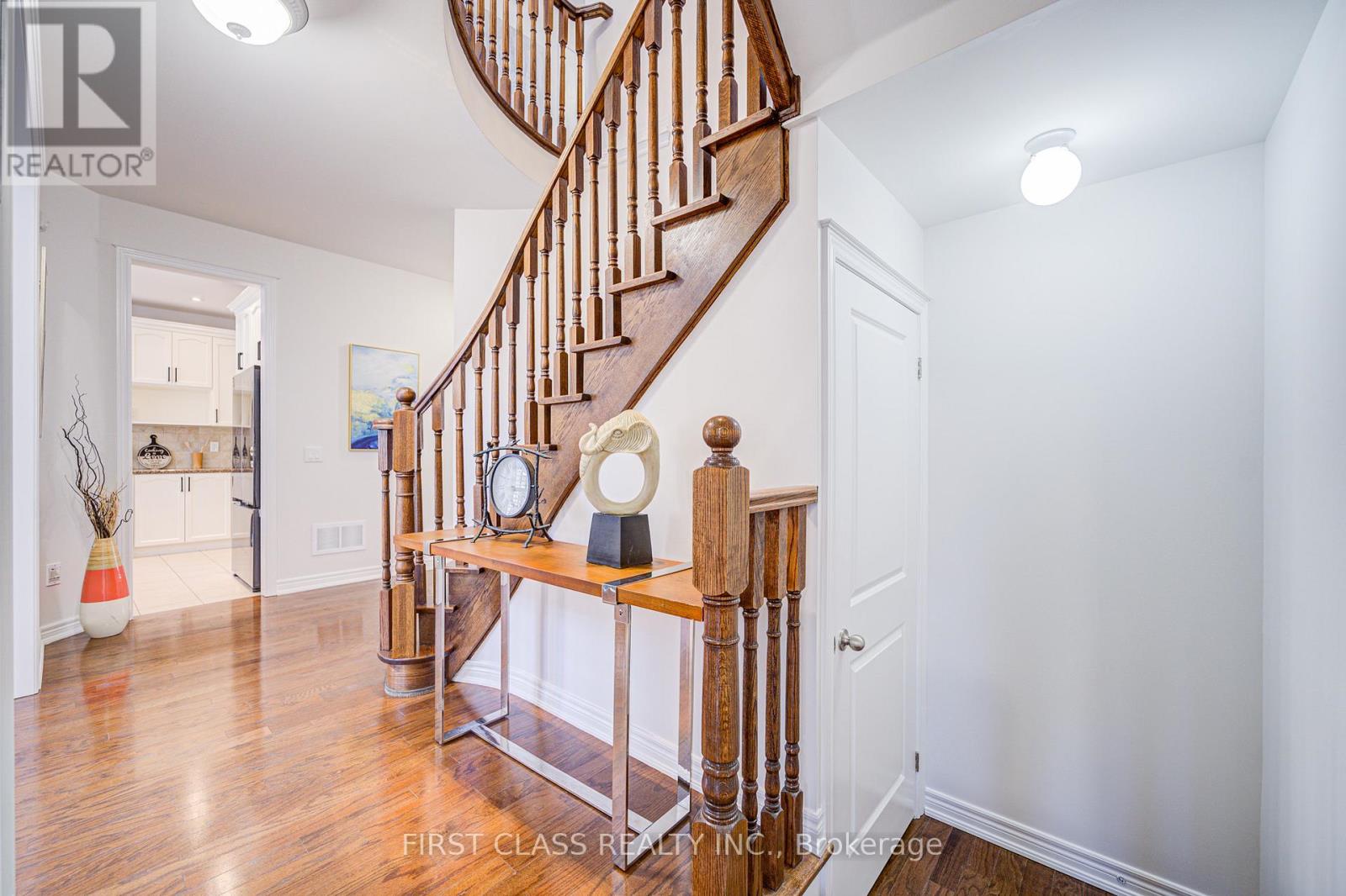 566 North Park Boulevard, Oakville, Ontario  L6M 0N7 - Photo 13 - W12156090