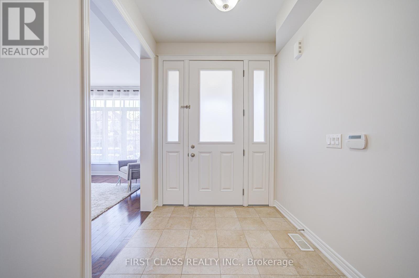566 North Park Boulevard, Oakville, Ontario  L6M 0N7 - Photo 4 - W12156090