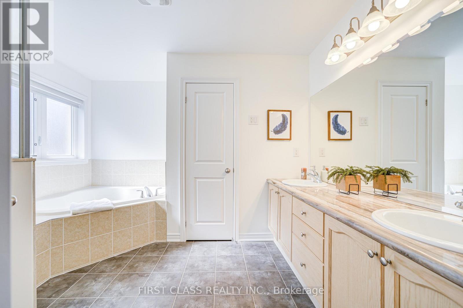 566 North Park Boulevard, Oakville, Ontario  L6M 0N7 - Photo 44 - W12156090