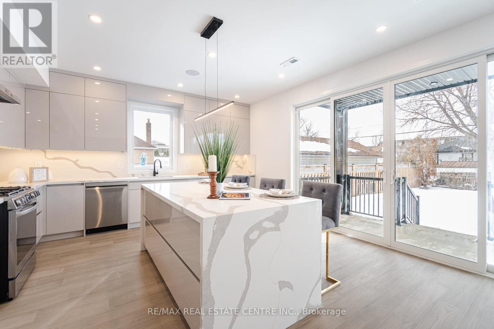 404 Melrose Street, Toronto, Ontario  M8Z 1H1 - Photo 11 - W12156114