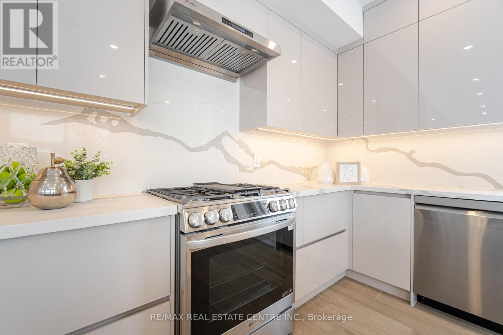 404 Melrose Street, Toronto, Ontario  M8Z 1H1 - Photo 12 - W12156114