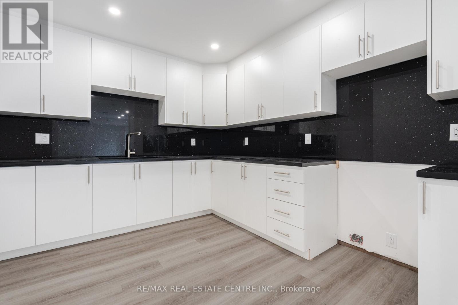 404 Melrose Street, Toronto, Ontario  M8Z 1H1 - Photo 43 - W12156114