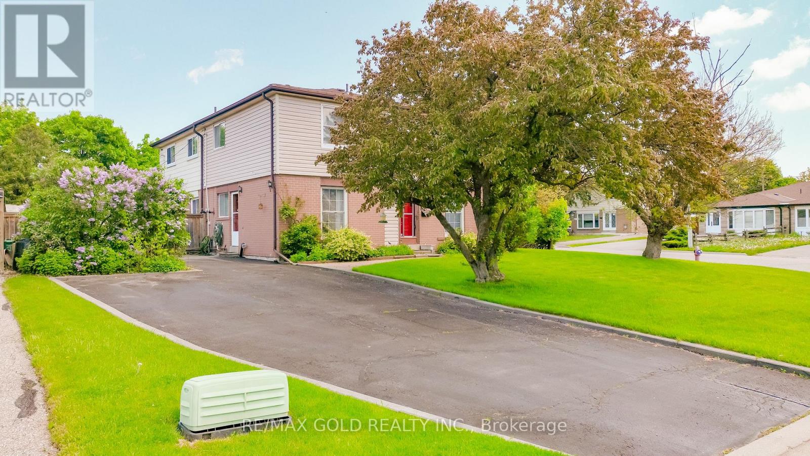 22 Dalraith Crescent, Brampton, Ontario  L6T 2X5 - Photo 3 - W12153465