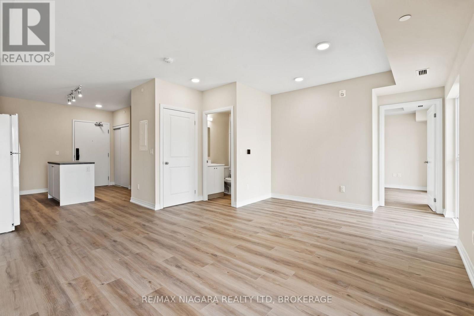 204 - 50 Herrick Avenue, St. Catharines, Ontario  L2P 0G3 - Photo 4 - X12156156