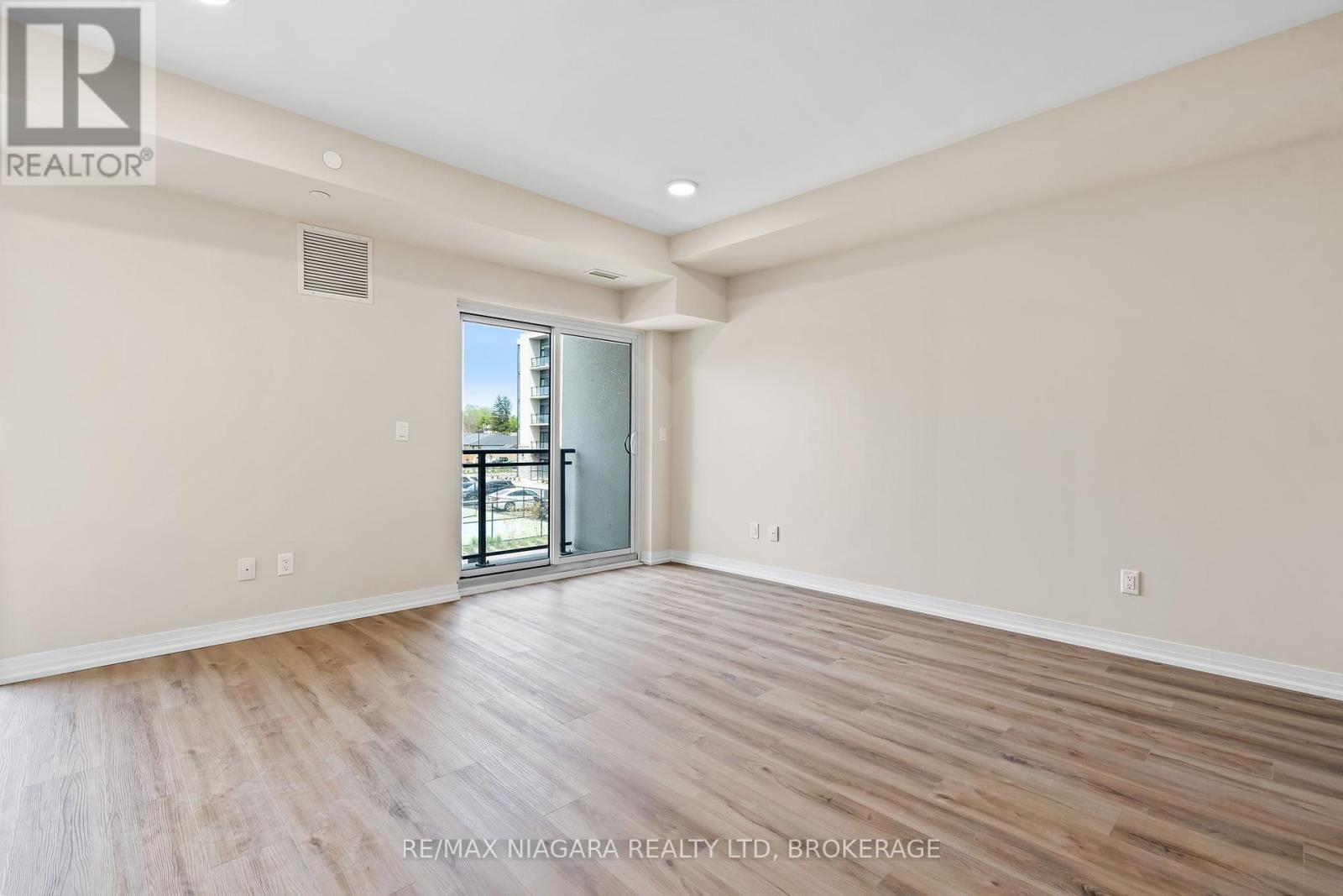 204 - 50 Herrick Avenue, St. Catharines, Ontario  L2P 0G3 - Photo 6 - X12156156