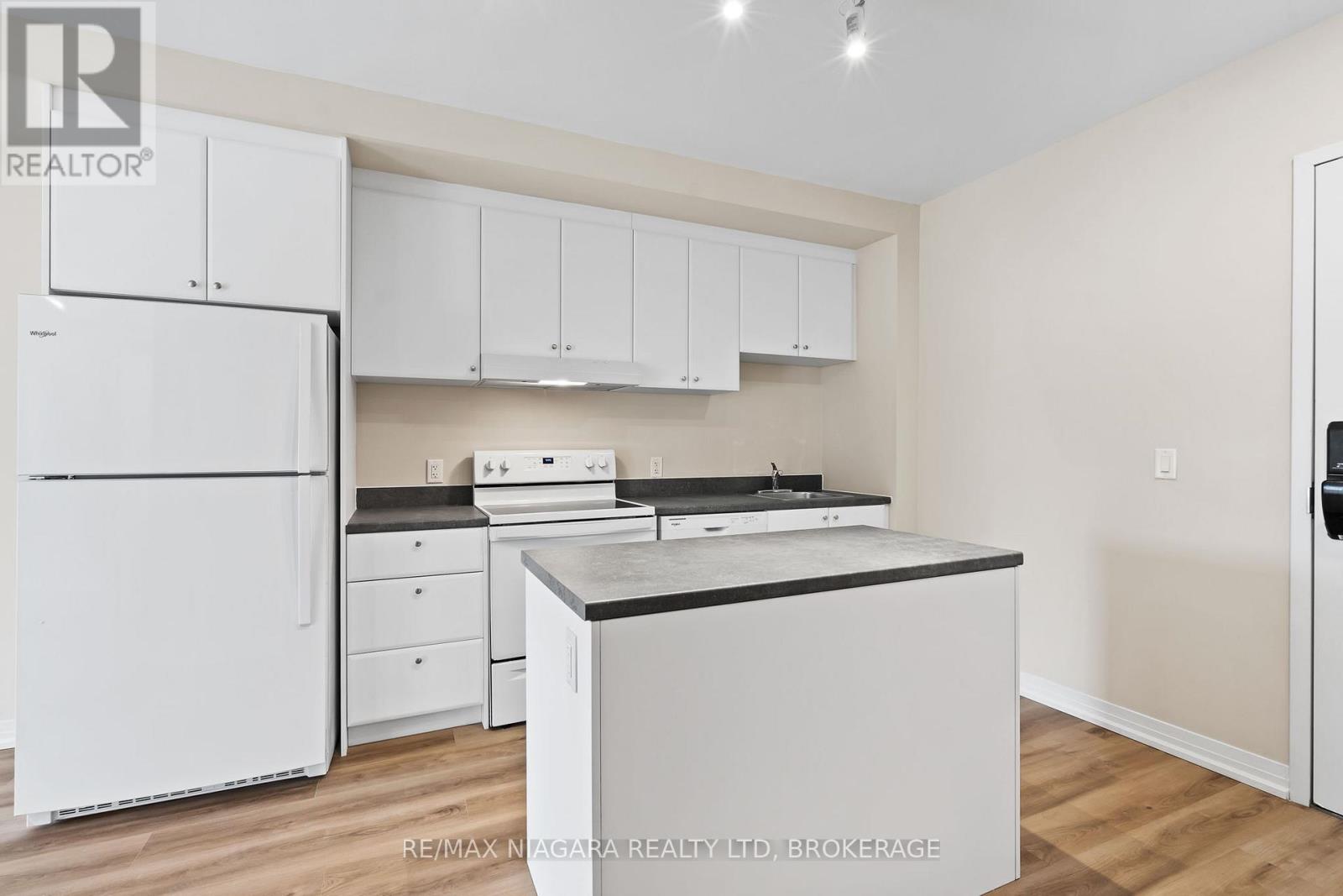 204 - 50 Herrick Avenue, St. Catharines, Ontario  L2P 0G3 - Photo 9 - X12156156