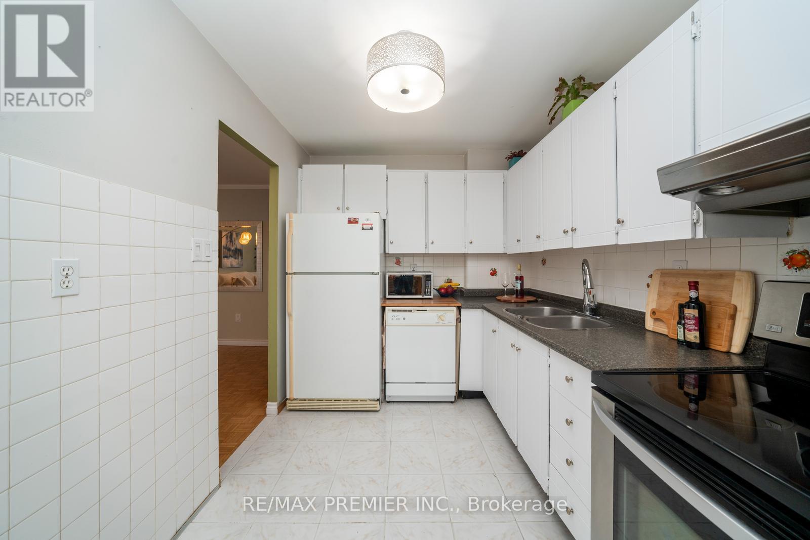 808 - 530 Lolita Gardens, Mississauga (Mississauga Valleys), Ontario  L5A 3T2 - Photo 11 - W12147876