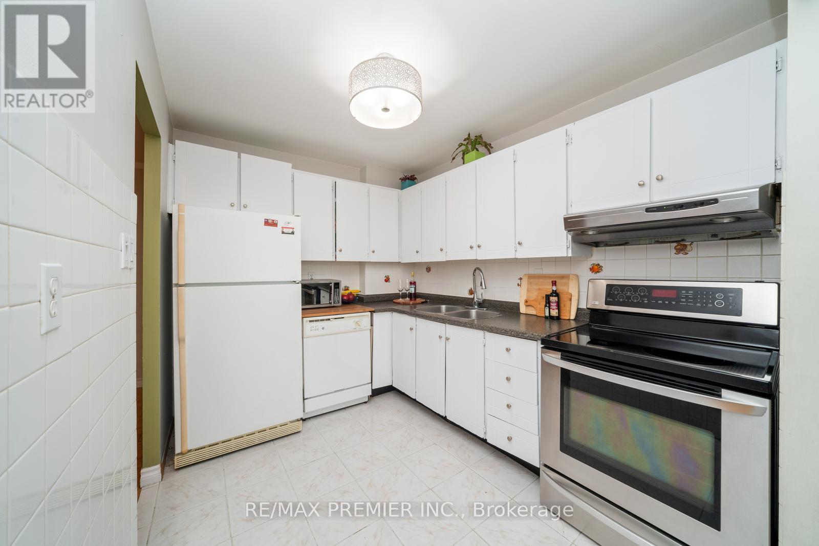 808 - 530 Lolita Gardens, Mississauga, Ontario  L5A 3T2 - Photo 10 - W12147876