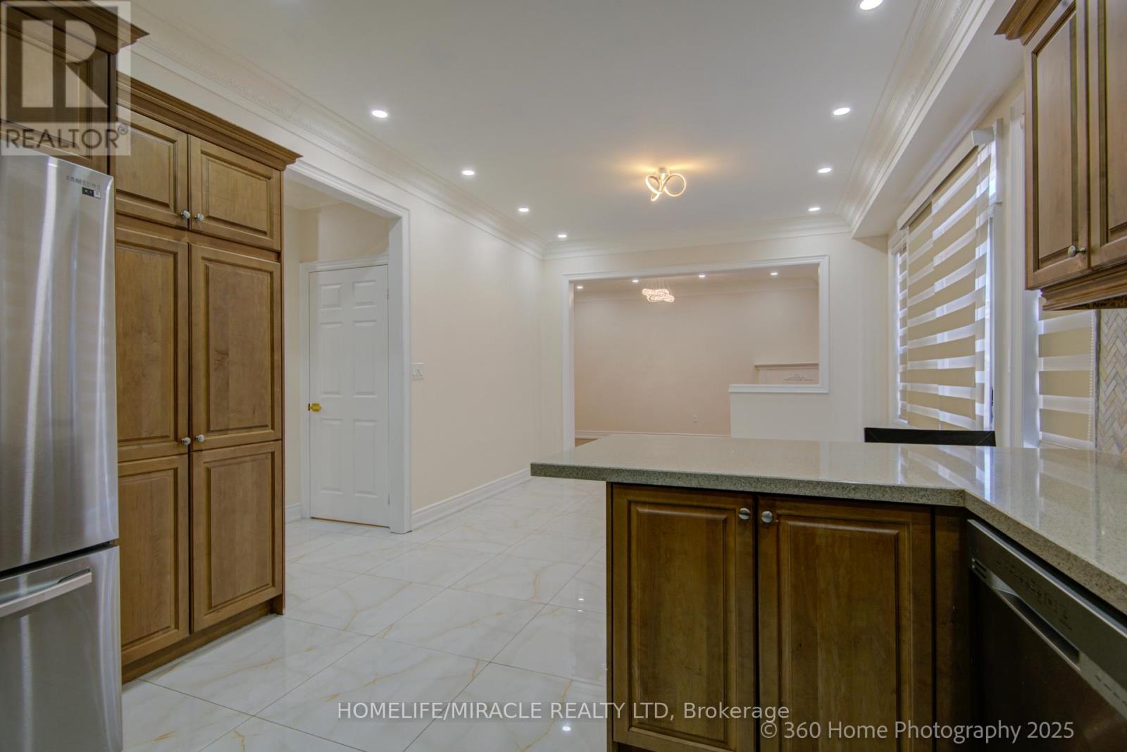 55 Lyndbrook Crescent, Brampton, Ontario  L6P 2N9 - Photo 10 - W12156153