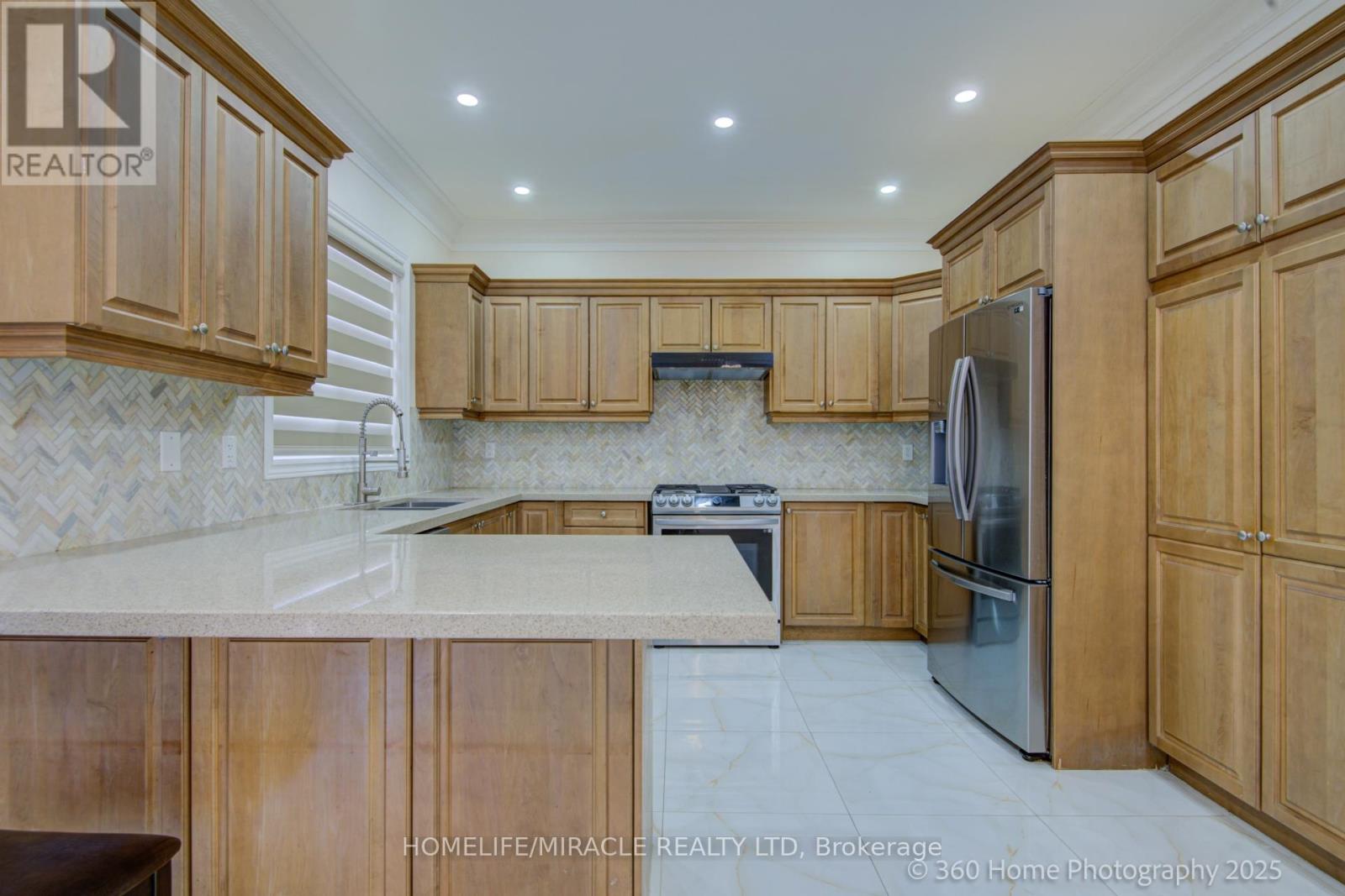 55 Lyndbrook Crescent, Brampton, Ontario  L6P 2N9 - Photo 8 - W12156153