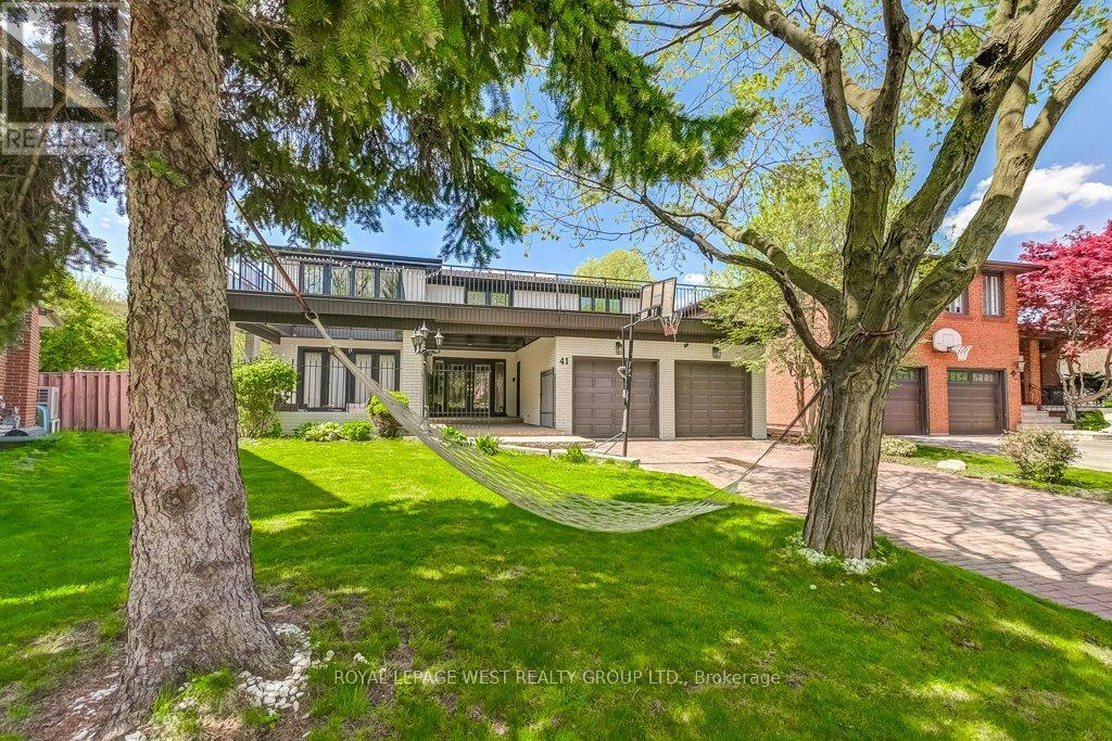 41 Vancho Crescent, Toronto, Ontario  M9A 4Z1 - Photo 2 - W12156204