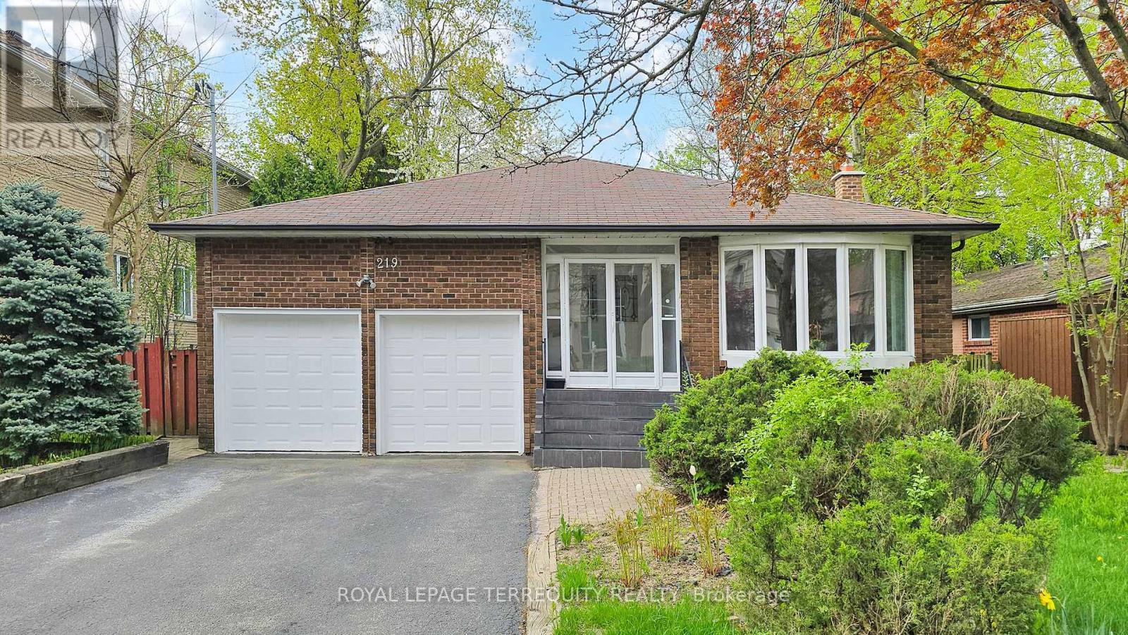 219 DUNVIEW AVENUE, Toronto, Ontario