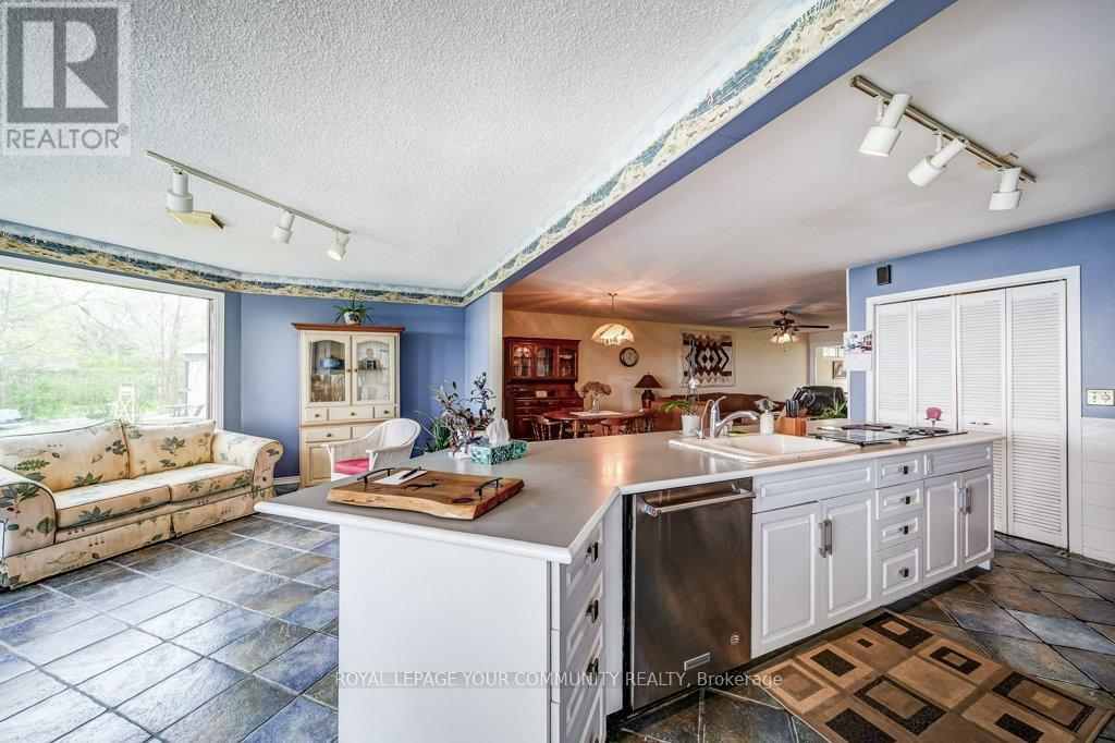 130 Moores Beach Road, Georgina, Ontario  L0E 1N0 - Photo 20 - N12150988