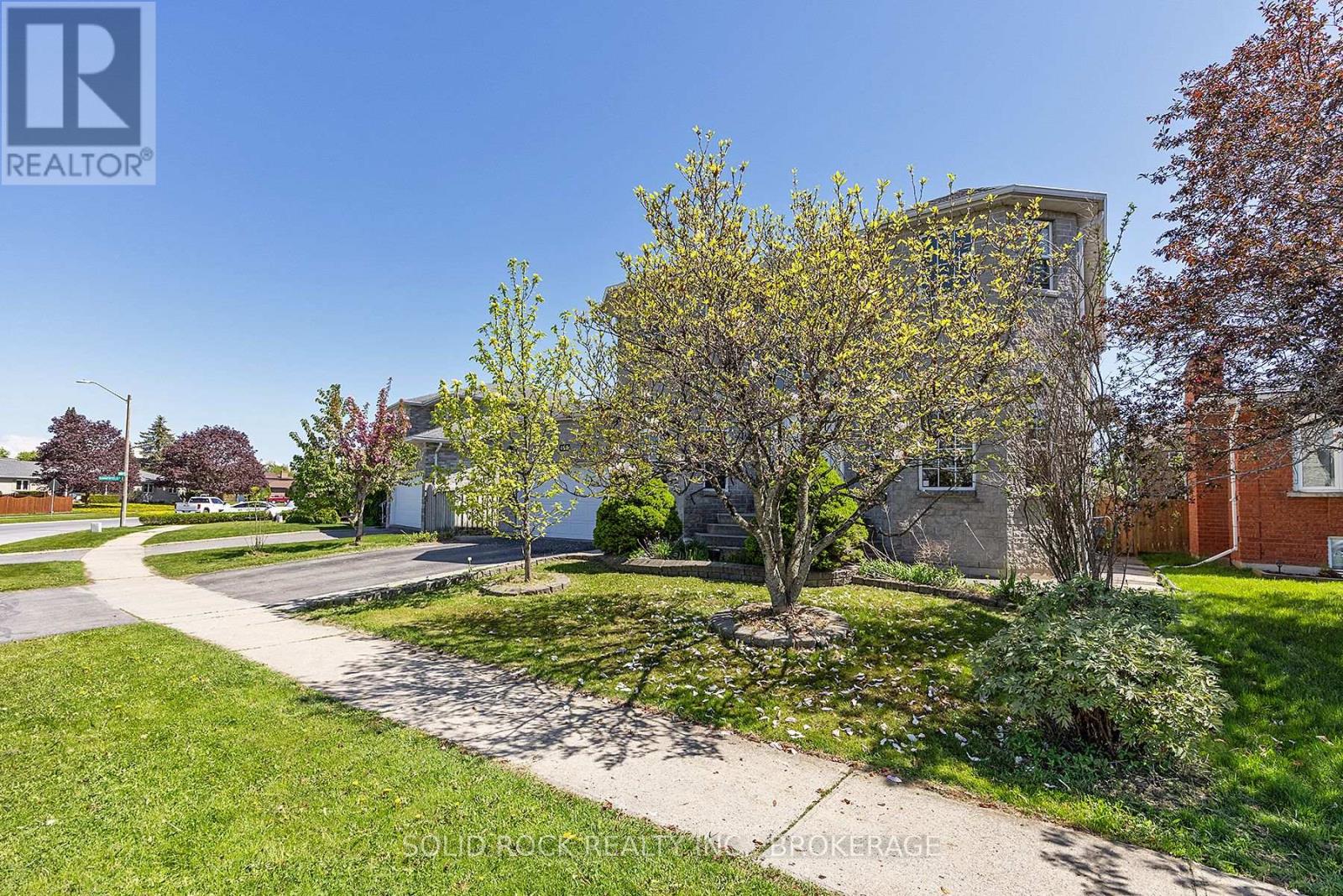 Property at 425 KINGSDALE AVENUE image 3