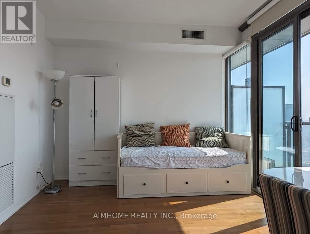 2001 - 832 Bay Street, Toronto, Ontario  M5S 1Z6 - Photo 2 - C12156228