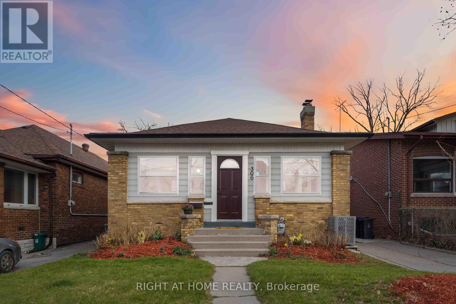 306 Strathmore Boulevard, Toronto, Ontario  M4J 1P8 - Photo 1 - E12156222