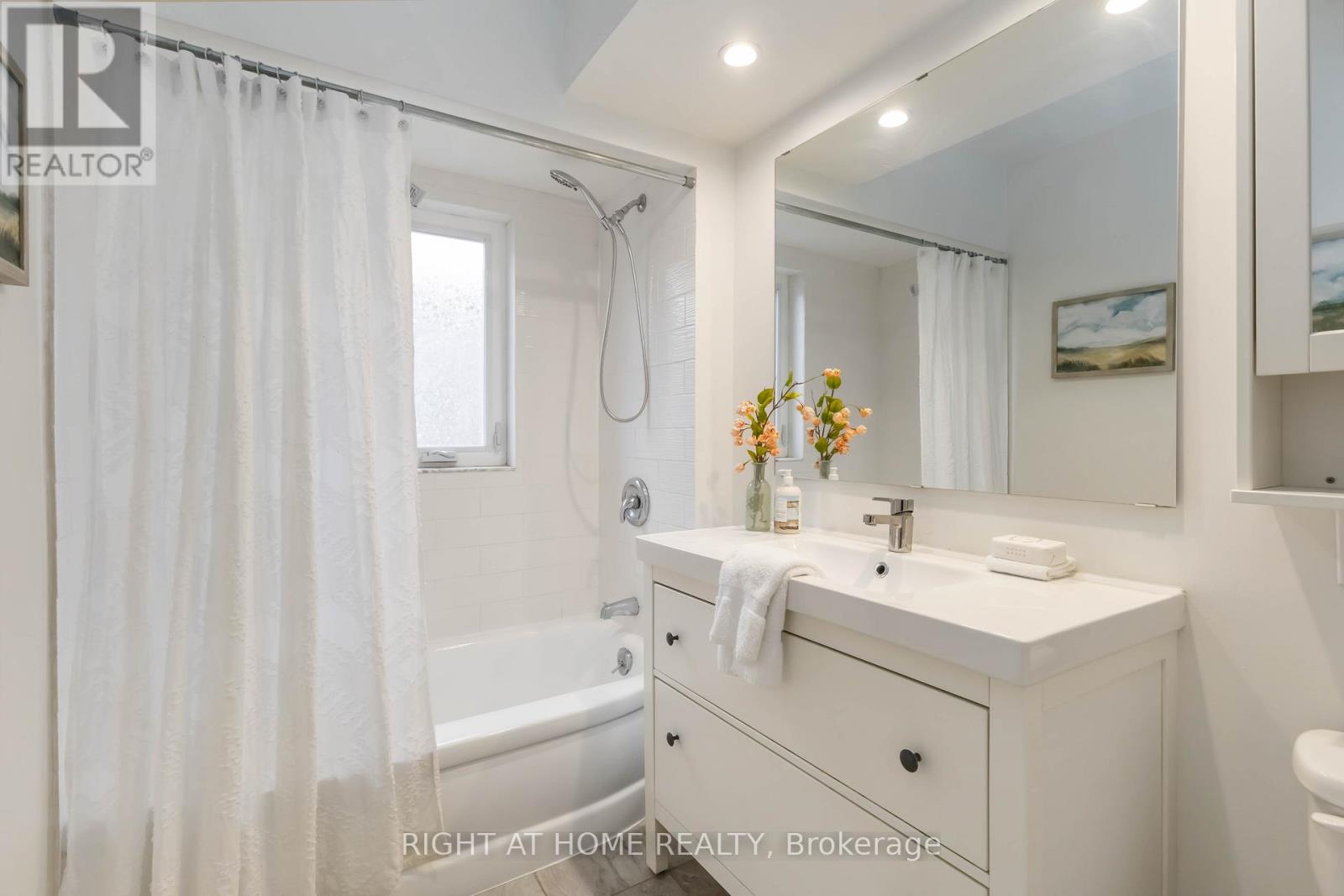306 Strathmore Boulevard, Toronto, Ontario  M4J 1P8 - Photo 11 - E12156222