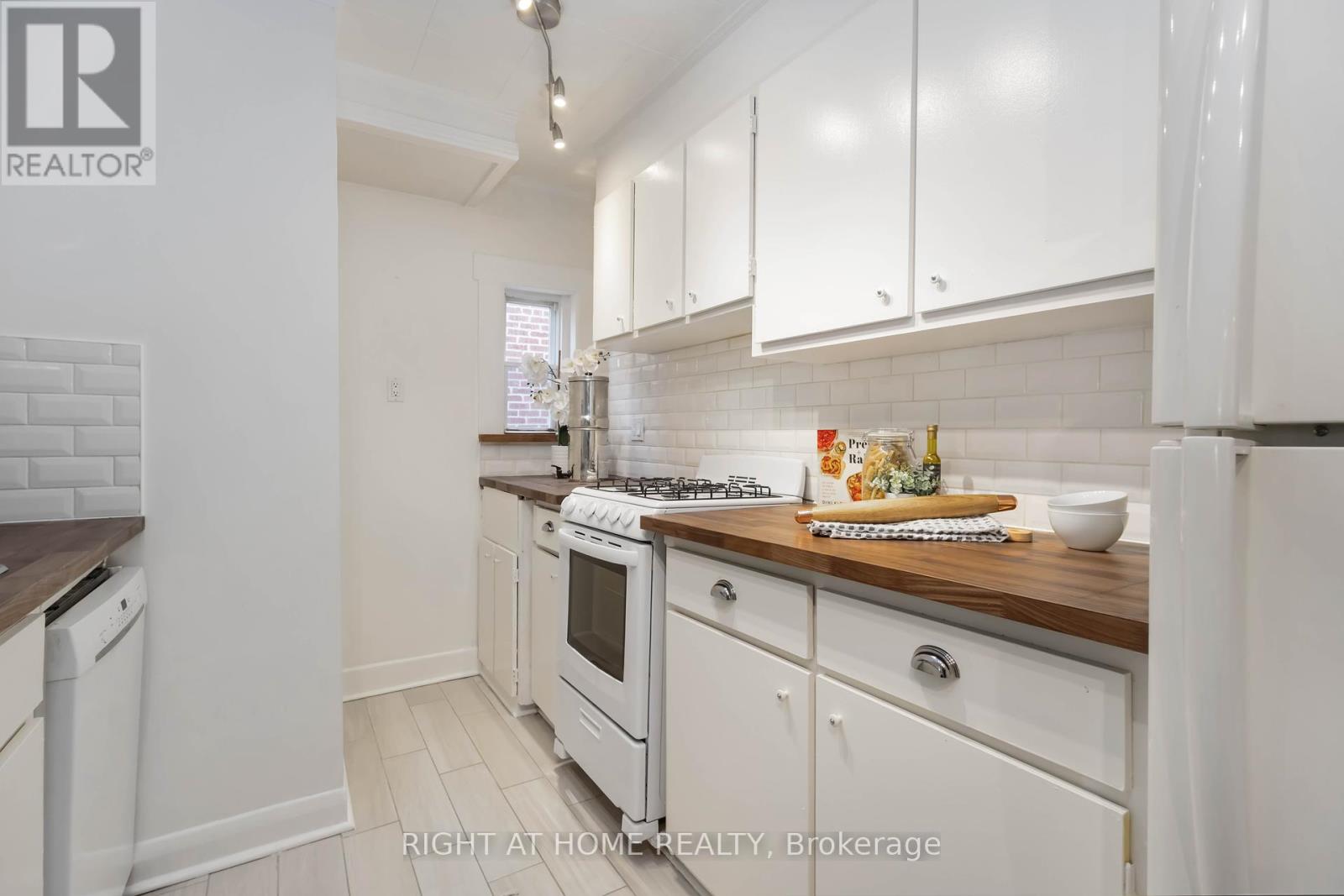 306 Strathmore Boulevard, Toronto, Ontario  M4J 1P8 - Photo 20 - E12156222