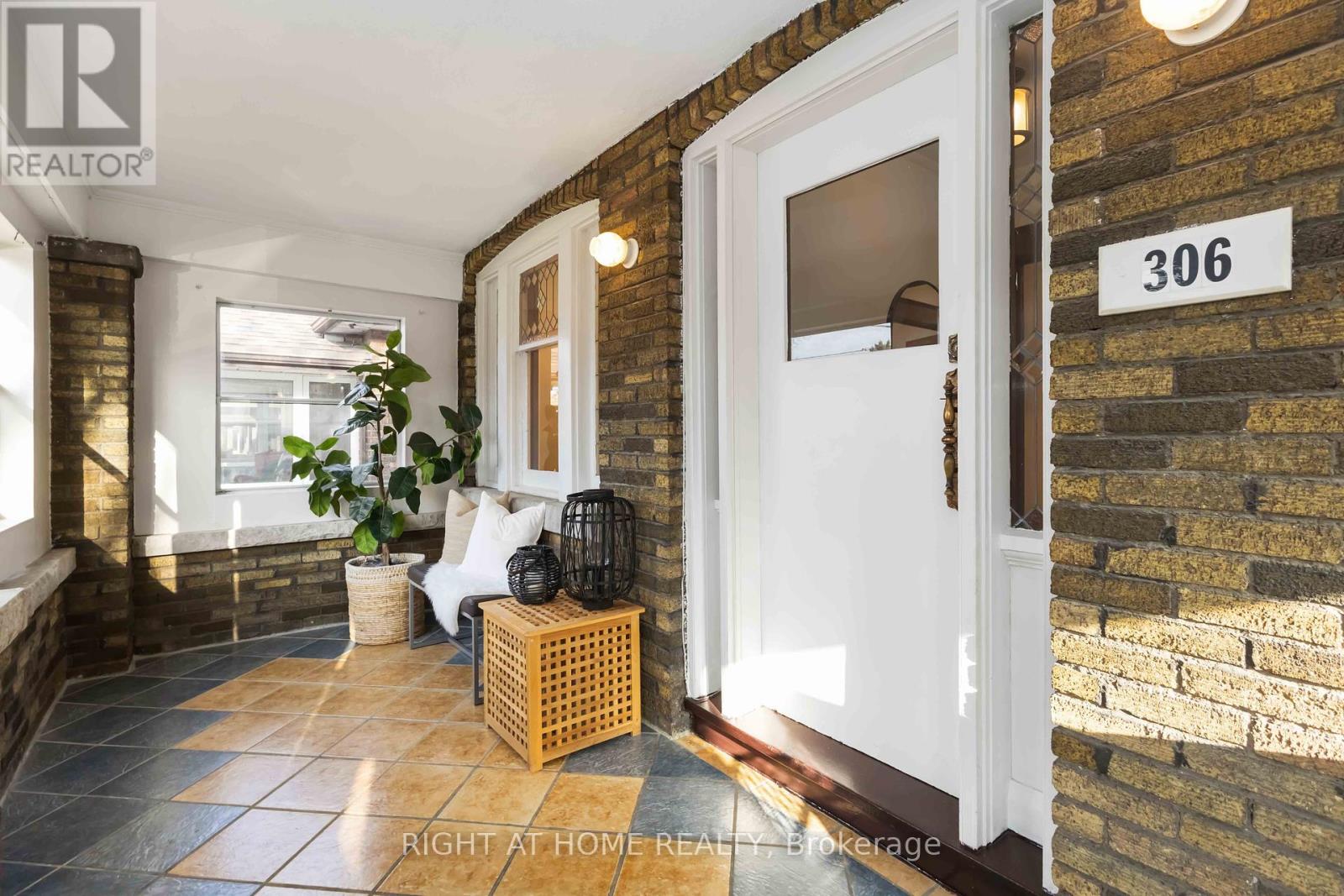 306 Strathmore Boulevard, Toronto, Ontario  M4J 1P8 - Photo 4 - E12156222