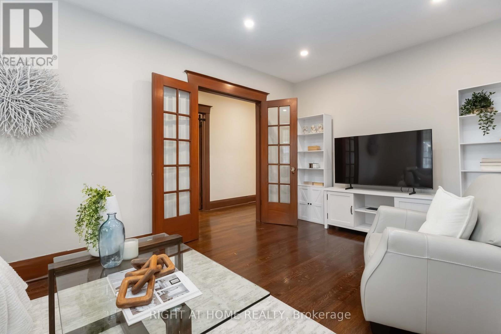 306 Strathmore Boulevard, Toronto, Ontario  M4J 1P8 - Photo 8 - E12156222