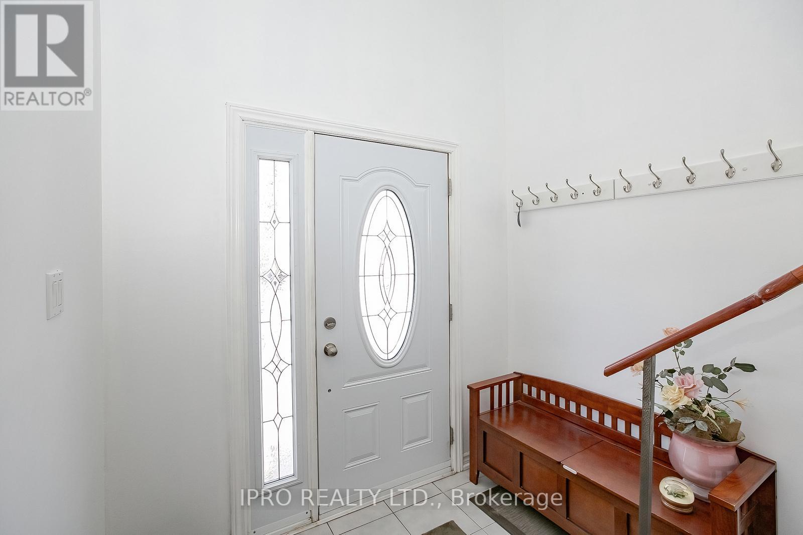 4258 Tea Garden Circle, Mississauga, Ontario  L5B 2W8 - Photo 3 - W12137650