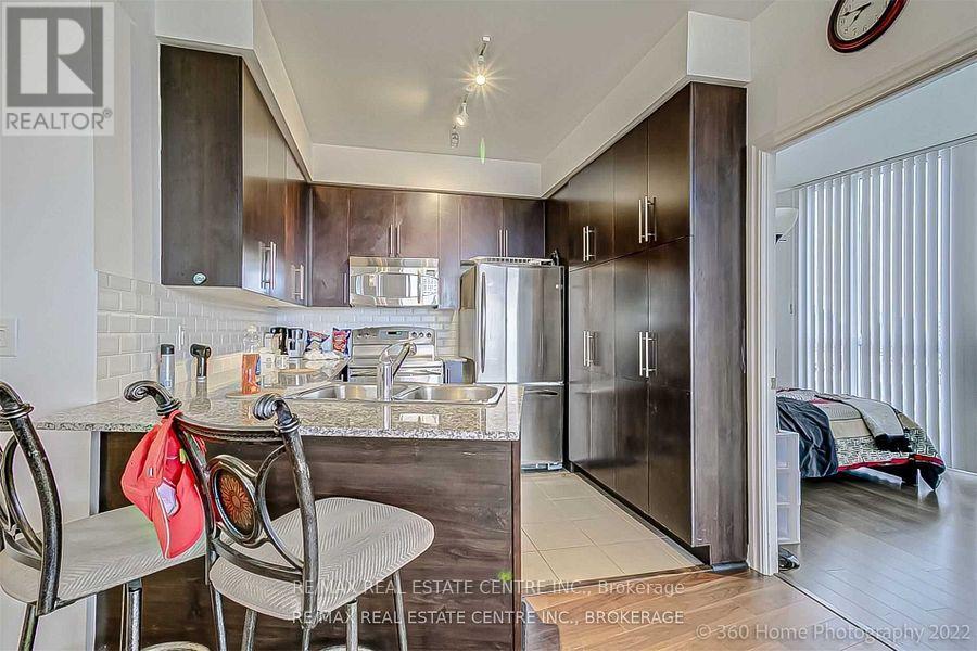 1104 - 223 Webb Drive, Mississauga, Ontario  L5B 0E8 - Photo 12 - W12156219