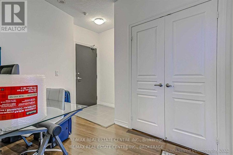 1104 - 223 Webb Drive, Mississauga, Ontario  L5B 0E8 - Photo 4 - W12156219