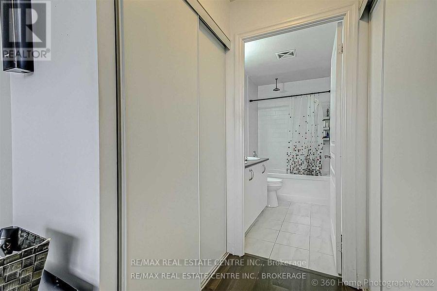 1104 - 223 Webb Drive, Mississauga, Ontario  L5B 0E8 - Photo 9 - W12156219