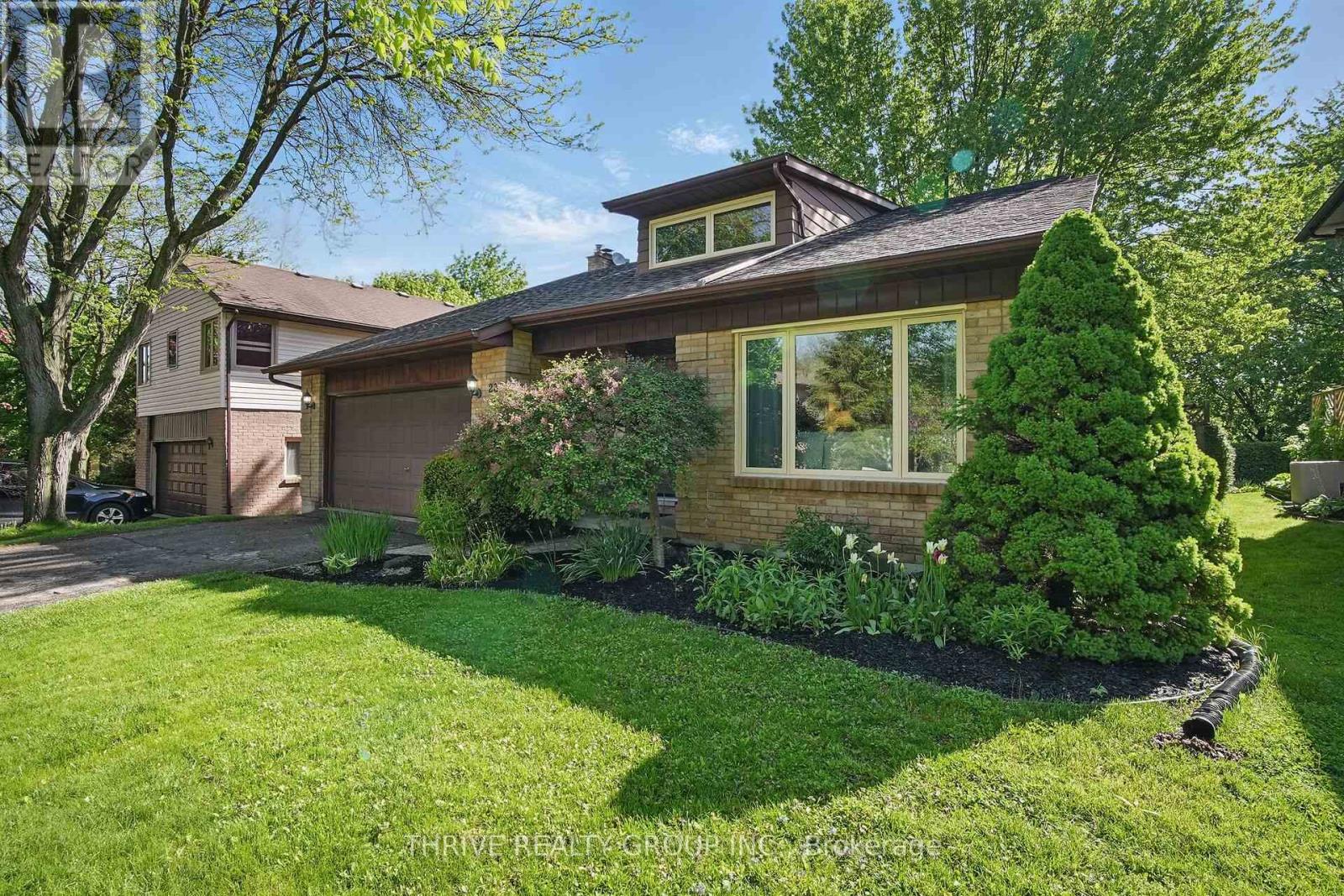 Photo 2 of 40 for 23 Fairlane Crescent
