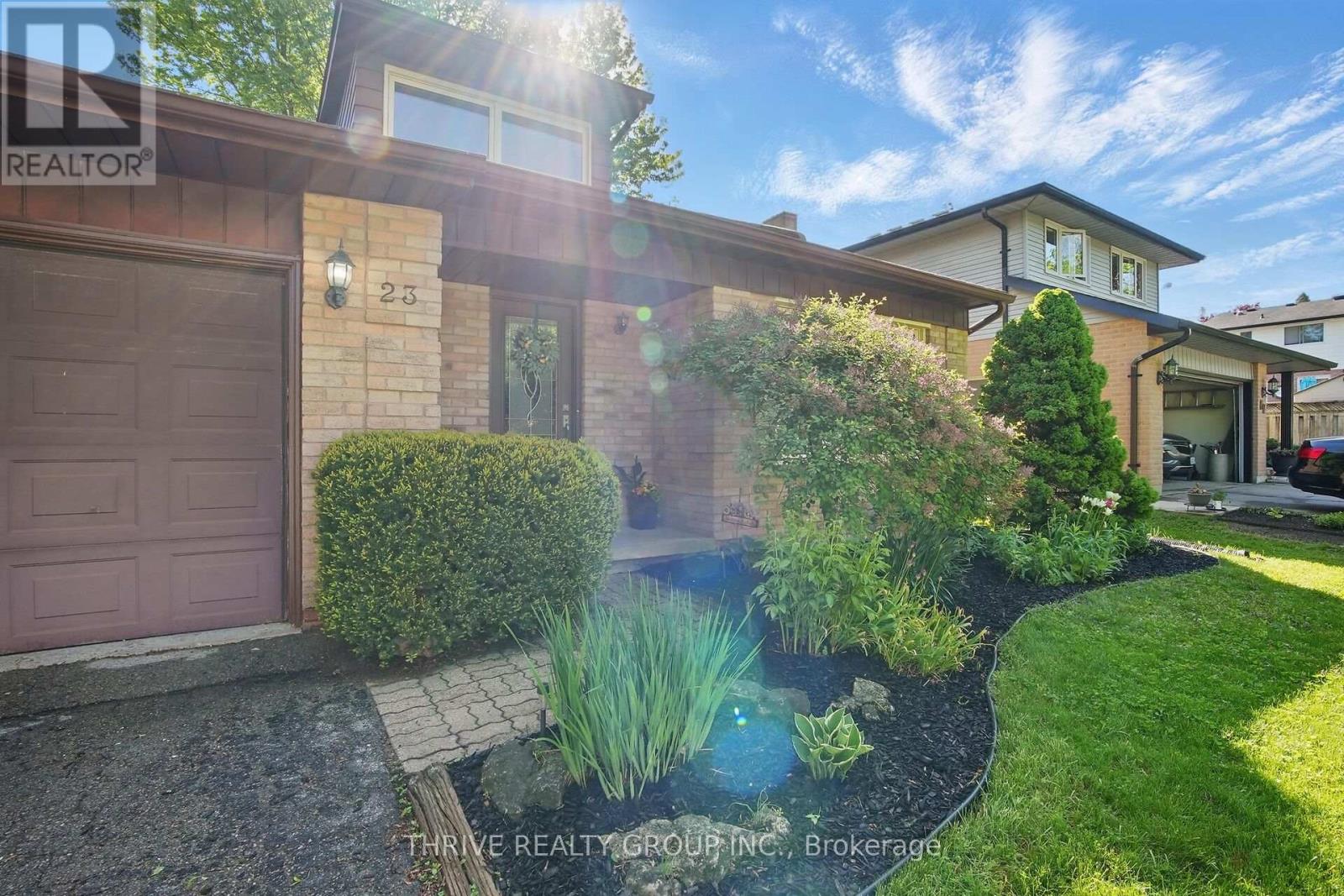 Photo 3 of 40 for 23 Fairlane Crescent